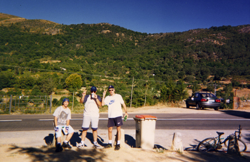 Miguel, Iván y Danny en la fuente de El Real de San Vicente, con la sierra y el Piélago al fondo