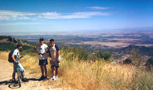 Miguel, Danny e Iván en la cima del Piélago, con las vistas sobre Castillo y Nuño Gómez
