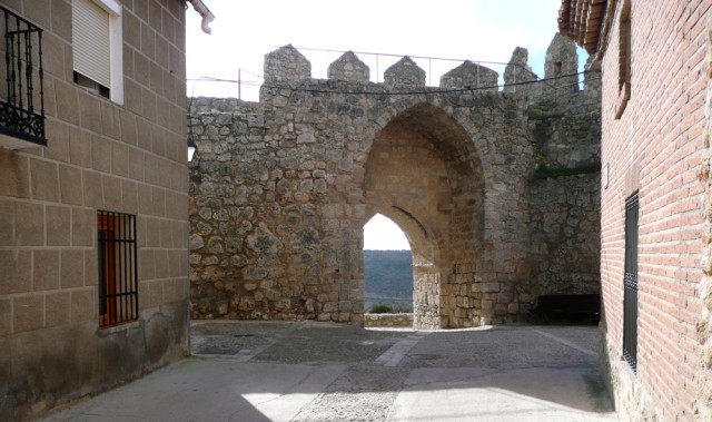Puerta de la muralla hacia la Ermita y el monasterio del Bueso