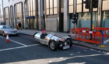 Coche clásico por las calles de Londres