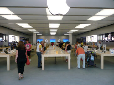 Apple Store Madrid-Xanadú, vista general de las mesas