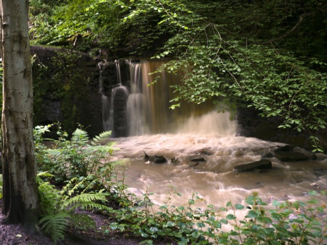 Cascada en Pittencrief Park, Dunfermline Cascada en Pittencrief Park, Dunfermline
