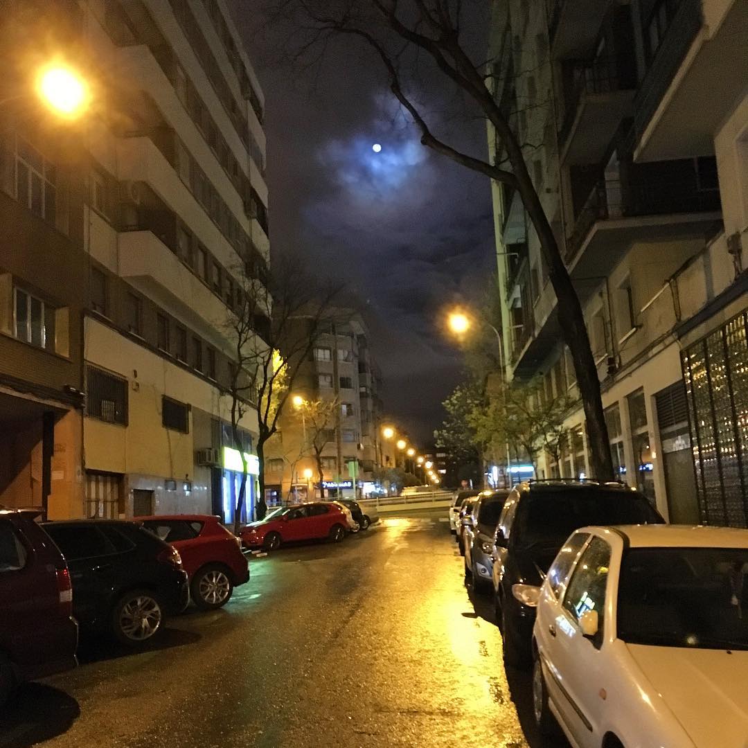 Tormenta con luna llena