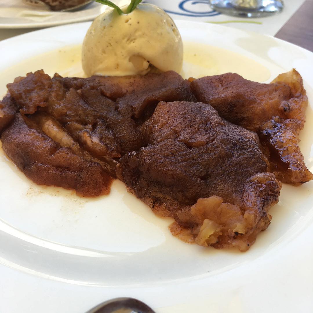 Inigualable tarta de manzana templada con helado de vainilla